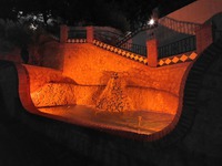 La Fuente de Piedra de La Almedina ha sido el enclave elegido para teñirse de naranja en el Día Nacional del TDAH